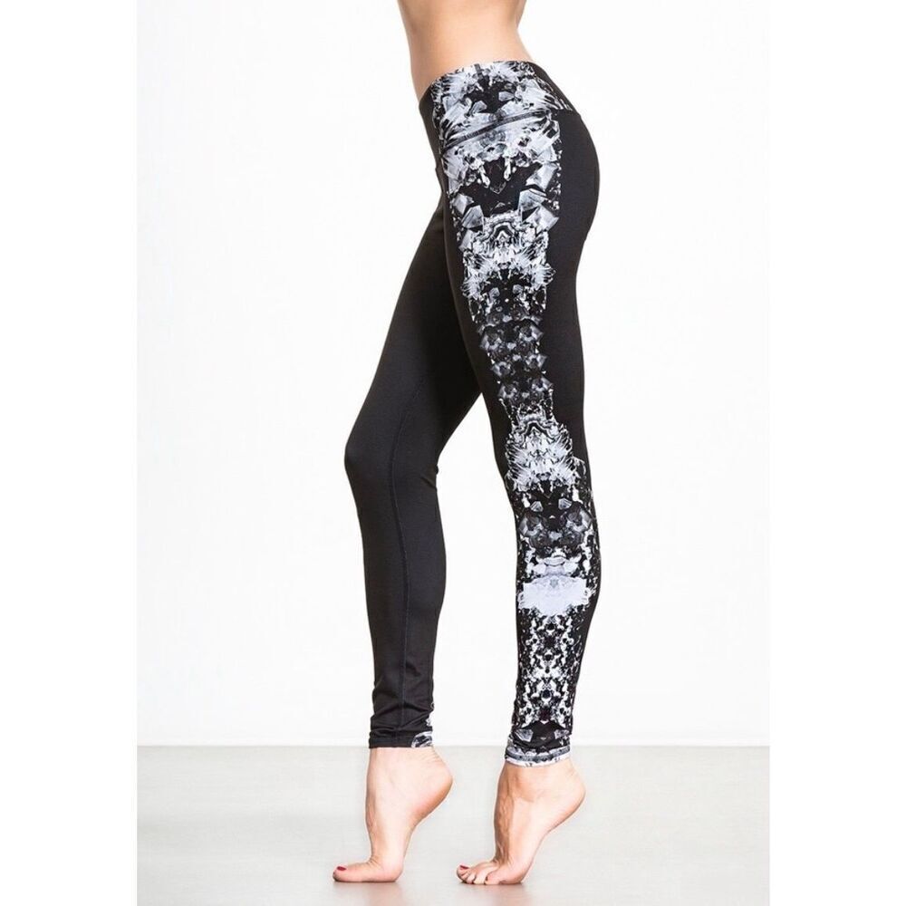 Alo Yoga airbrush leggings crystal black print size xs